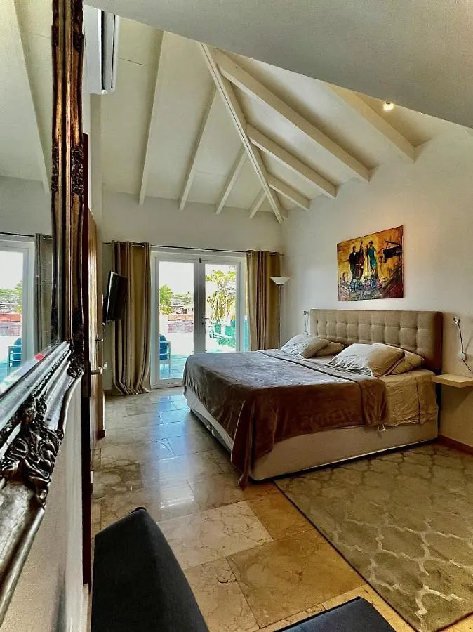 Villa And Pool Walk To Palm Beach Ideal For Groups