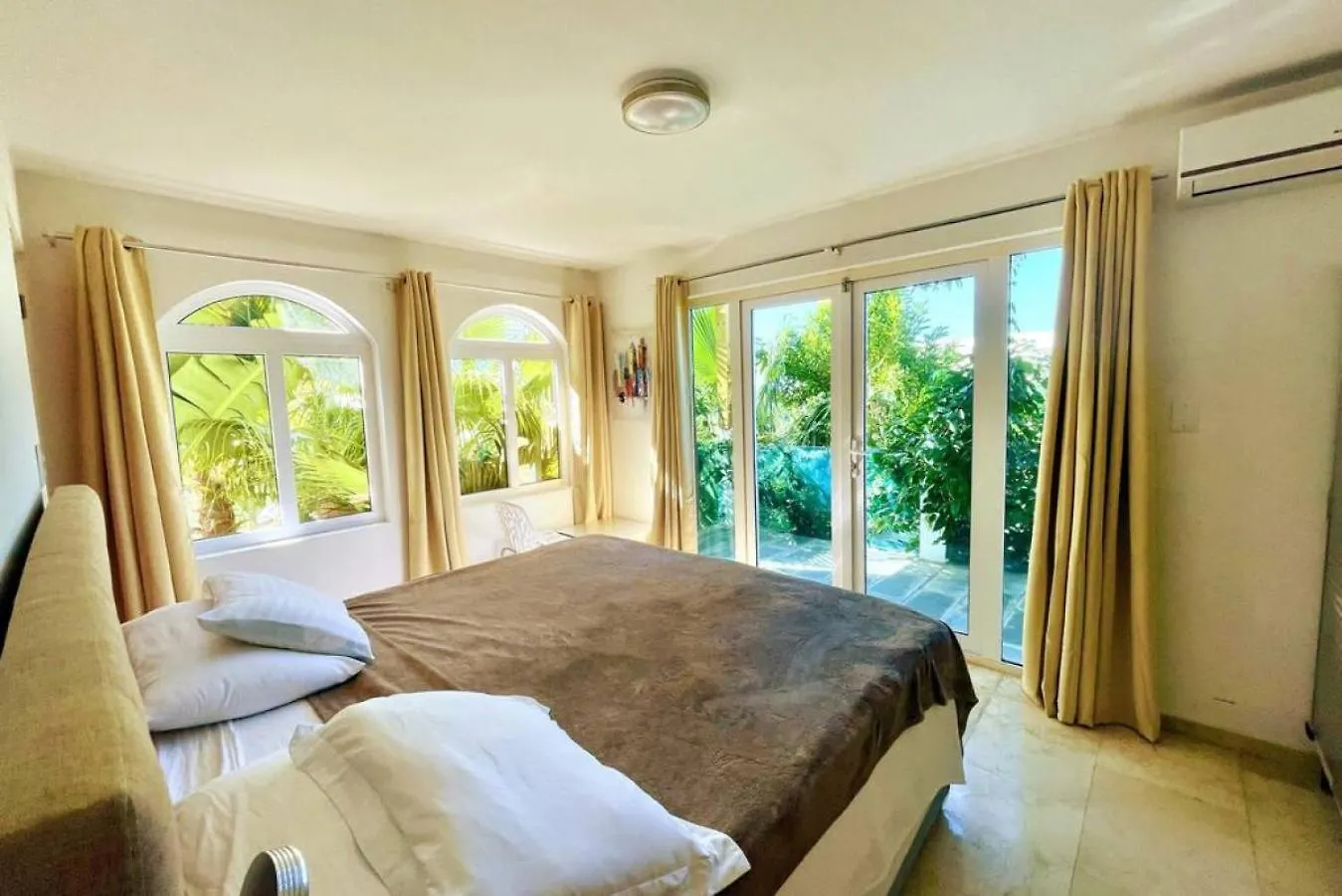 Villa And Pool Walk To Palm Beach Ideal For Groups